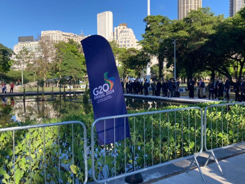 Suasana security check di lokasi KTT G20 di Museu de Arte Moderna, Rio de Janeiro, Brasil, yang sudah dipadati jurnalis dari berbagai negara, Senin (18/11/2024). Bisnis/Dany Saputra.