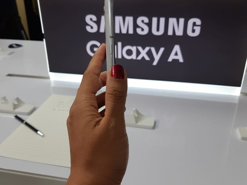 Samsung Galaxy A80 Smartphone Full-Screen dengan Kamera Berputar