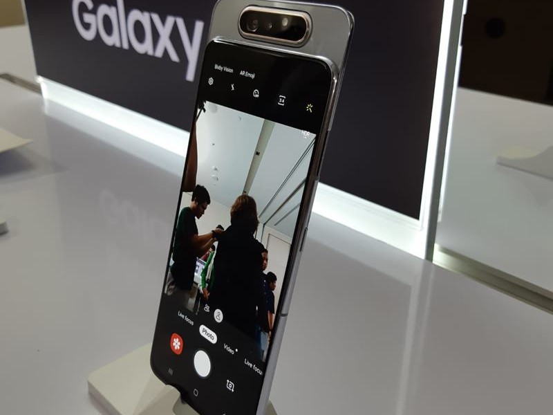 Samsung Galaxy A80 Smartphone Full-Screen dengan Kamera Berputar