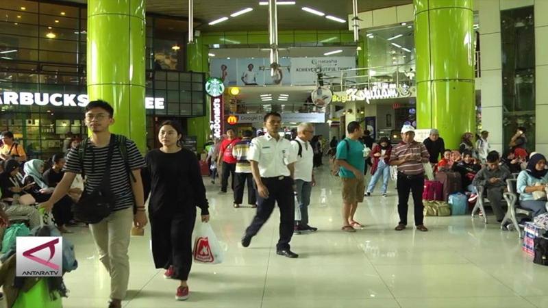 Sebelum Mudik, Foto Dulu di Taman Stasiun Gambir