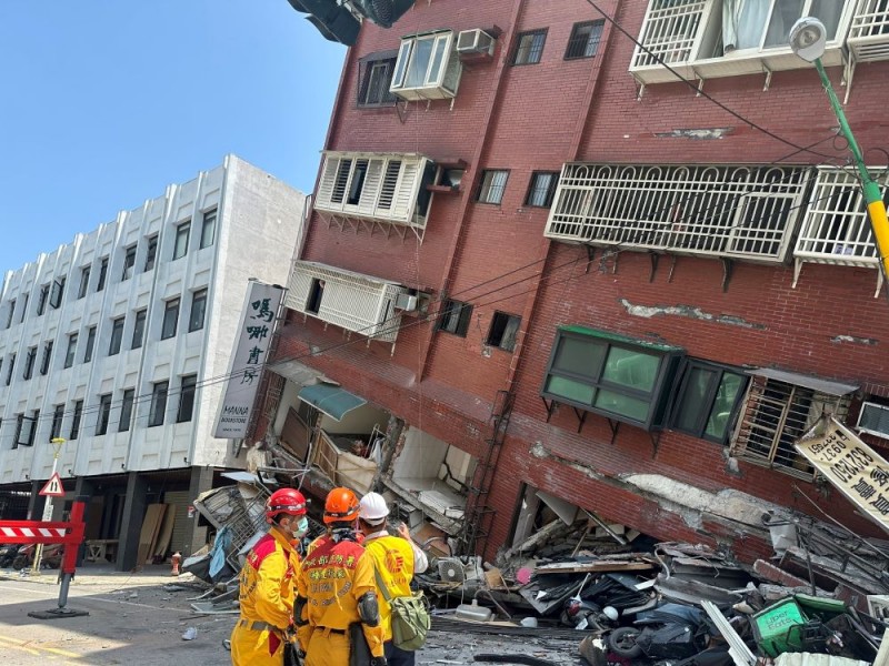 Petugas pemadam kebakaran bekerja di lokasi di mana sebuah bangunan runtuh akibat gempa di Hualien, Taiwan, 4 April 2024/Reuters/Taiwan National Fire Agency