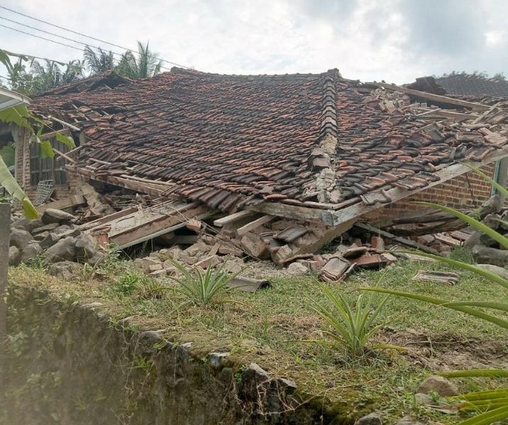 Foto-foto Ratusan Rumah Luluh Lantak Akibat Gempa Tuban