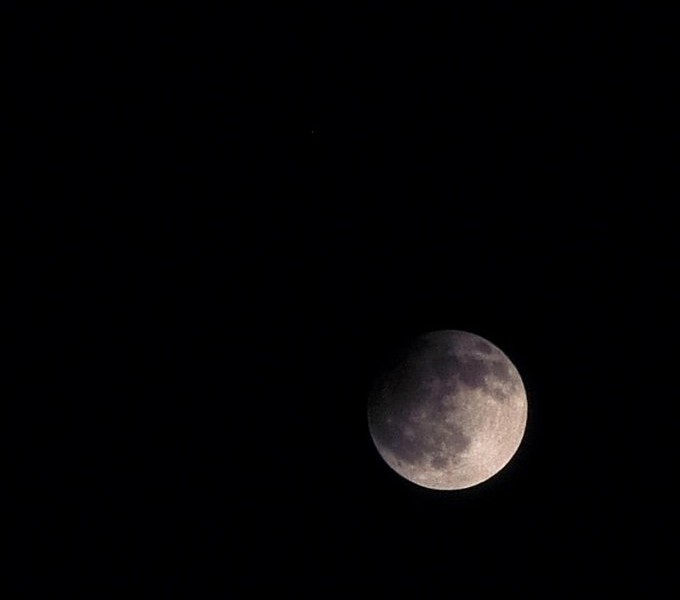 Foto-foto Penampakan Gerhana Bulan Penumbra yang Memukau