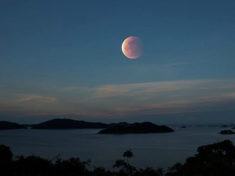 Foto-foto Penampakan Gerhana Bulan Penumbra yang Memukau
