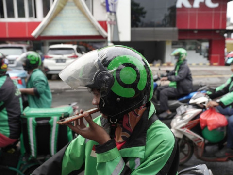 Driver gojek menelpon