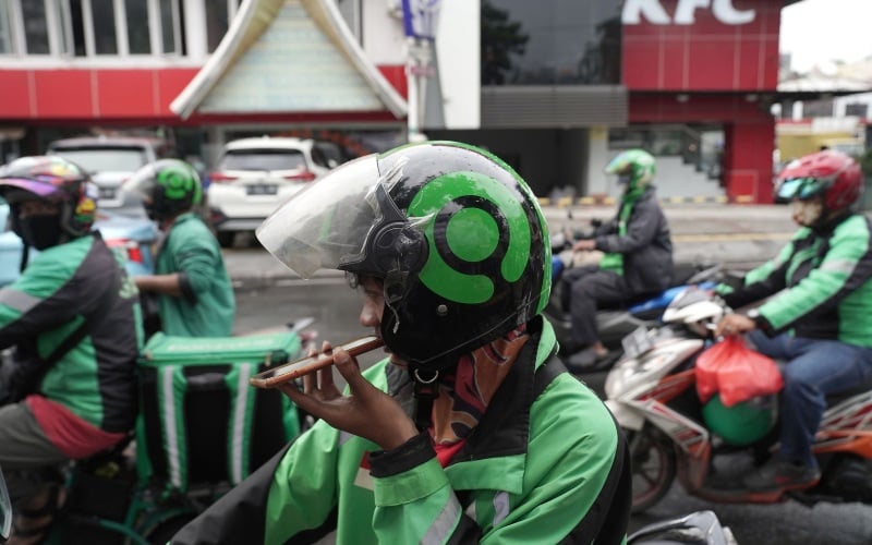 Driver gojek menelpon