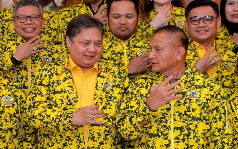 Ketua Umum Partai Golkar Airlangga Hartarto berbincang bersama para kader partai/Bisnis