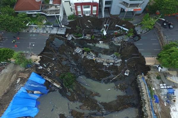 Foto Ini Bukti Dinding Galian Jalan Raya Gubeng Tidak Kuat