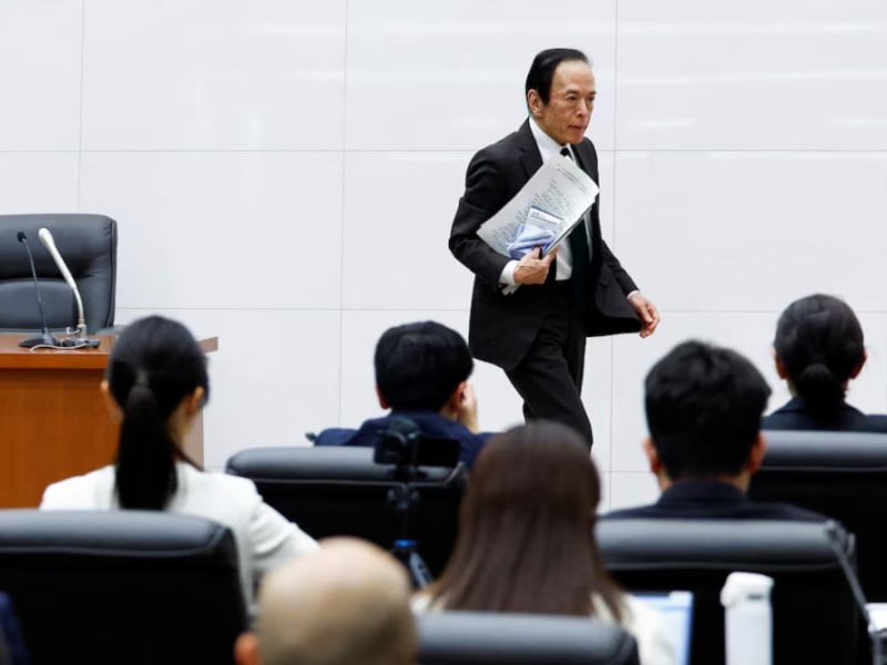 Gubernur Bank of Japan Kazuo Ueda berjalan di atas panggung pada hari konferensi pers setelah pertemuan kebijakan di markas besar BOJ, di Tokyo, Jepang 19 Maret 2024. REUTERS/Kim Kyung-Hoon