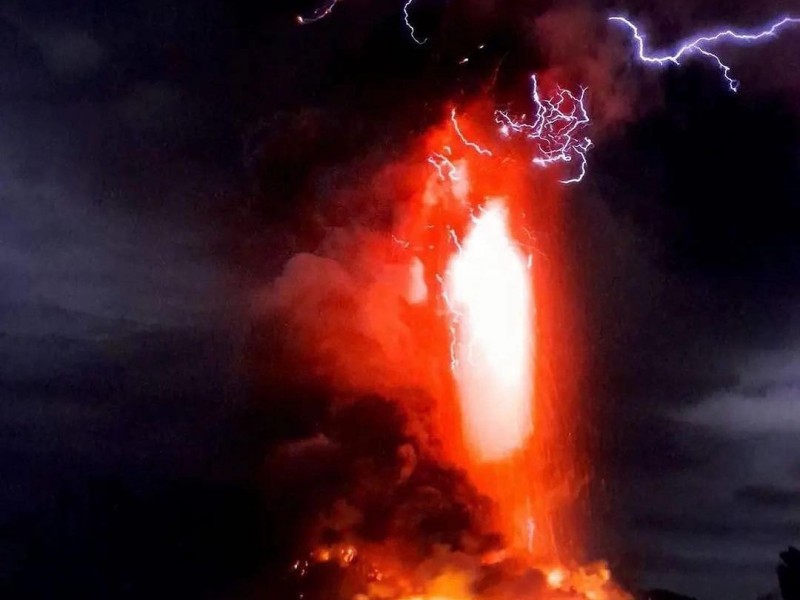 Gunung Ruang erupsi