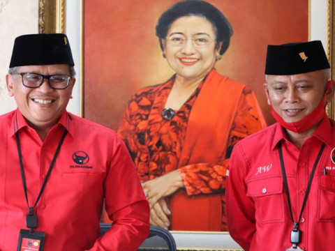 Sekjen PDIP Hasto Kristiyanto (kiri) berpose di depan lukisan Ketum PDIP Megawati Soekarnoputri/Dok