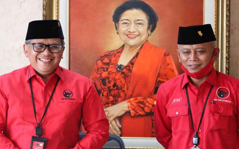 Sekjen PDIP Hasto Kristiyanto (kiri) berpose di depan lukisan Ketum PDIP Megawati Soekarnoputri/Dok