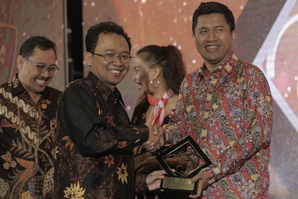 Bisnis Indonesia Terima Award Dari BGR Logistics