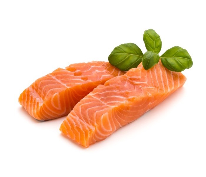 Cara menurunkan kolesterol adalah mengonsumsi ikan salmon secara rutin dan menghindari daging merah