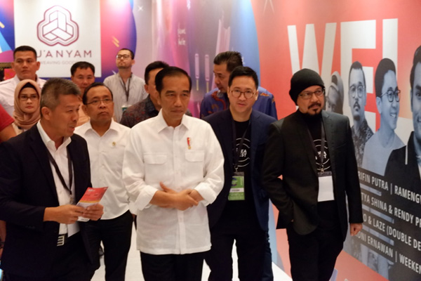  Presiden Republik Indonesia Joko Widodo mengunjungi Area IdeaXperience LyfeFest! dari Bank  DBS Indonesia