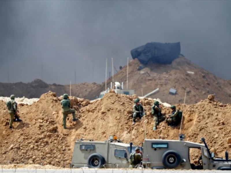 Israel mengambil posisi di sepanjang pagar perbatasan yang memisahkan Jalur Gaza dan lokasi sipil, 13 April 2018.