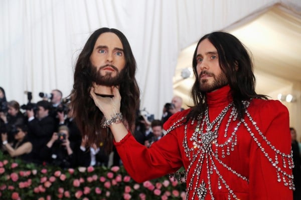 Parade Busana Paling 'Wow' Met Gala 2019: Jared Leto Tenteng Kepala, Priyanka Chopra Kribo