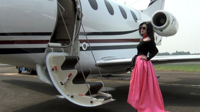 syahrini naik jet pribadi