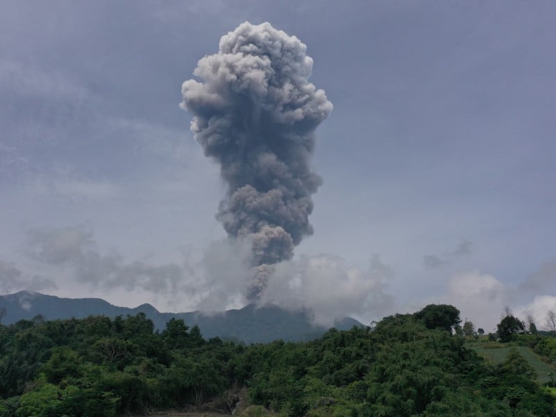 Gunung Marapi di Sumatra Barat mengalami erupsi, Kamis (30/5/2024). 