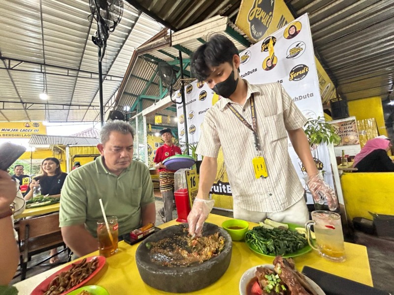 Outlet Leader Sambal Seruit Buk Lin sedang memprakte,kan cara 