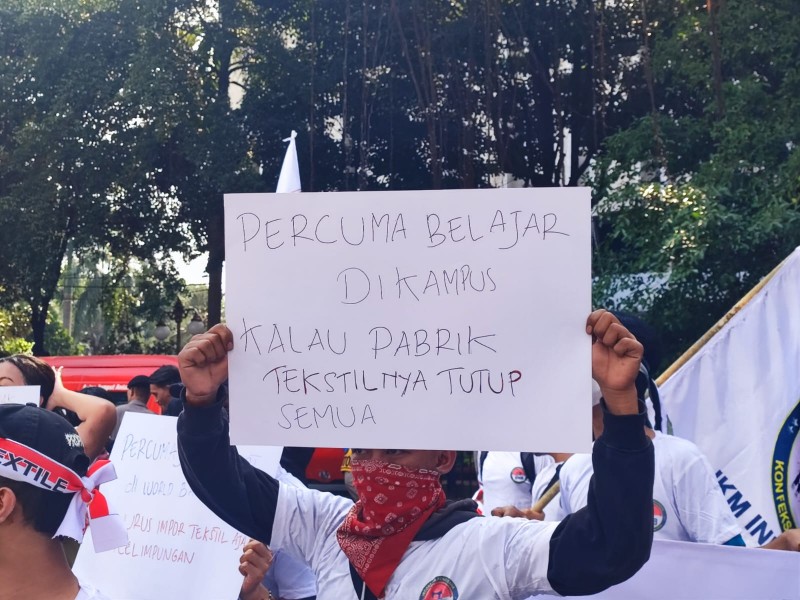 Kalangan buruh tekstil yang tergabung dalam Aliansi IKM dan Pekerja Tekstil Indonesia saat melakukan unjuk rasa di depan Kantor Kementerian Keuangan (Kemenkeu), Jakarta, Rabu (17/7/2024)/Bisnis-Lorenzo Anugrah Mahardhika