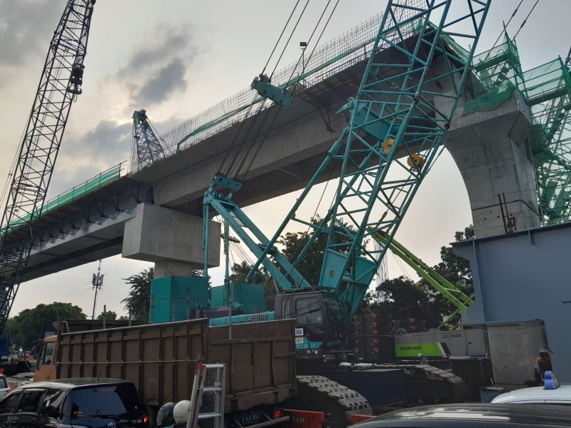 Kondisi pembangunan proyek LRT Jakarta Fase 1B Velodrome-Manggarai di Jalan Pemuda, Jakarta pada Kamis (18/7/2024)/Bisnis-Lorenzo Anugrah Mahardhika