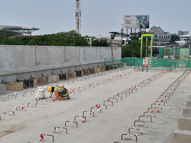 Kondisi pembangunan proyek LRT Jakarta Fase 1B Velodrome-Manggarai di Jalan Pemuda, Jakarta pada Kamis (18/7/2024)/Bisnis-Lorenzo Anugrah Mahardhika