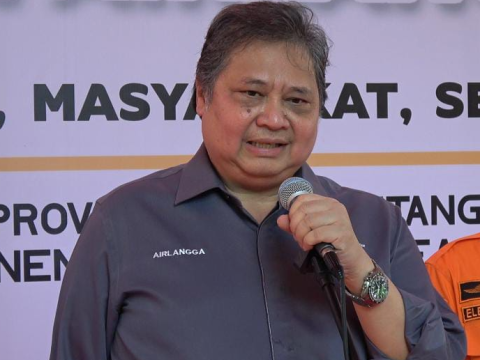 Menteri Koordinator Bidang Perekonomian Airlangga Hartarto saat memberikan keterangan usai penyerahan dana KUR dan PSR di Sumsel, Sabtu (20/7/2024). - Bisnis/Husnul Iga Puspita