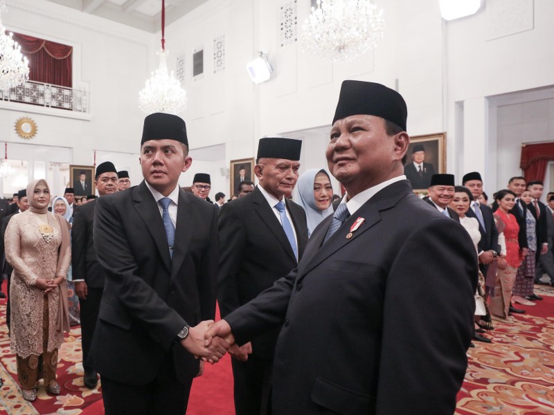 Presiden Prabowo Subianto (kanan) berjabat tangan dengan Sekretaris Kabinet Mayor Teddy Indra Wijaya seusai pelantikan jajaran wakil menteri Kabinet Merah Putih di Istana Negara, Jakarta, Senin (21/10/2024)/Bisnis-Himawan L Nugraha