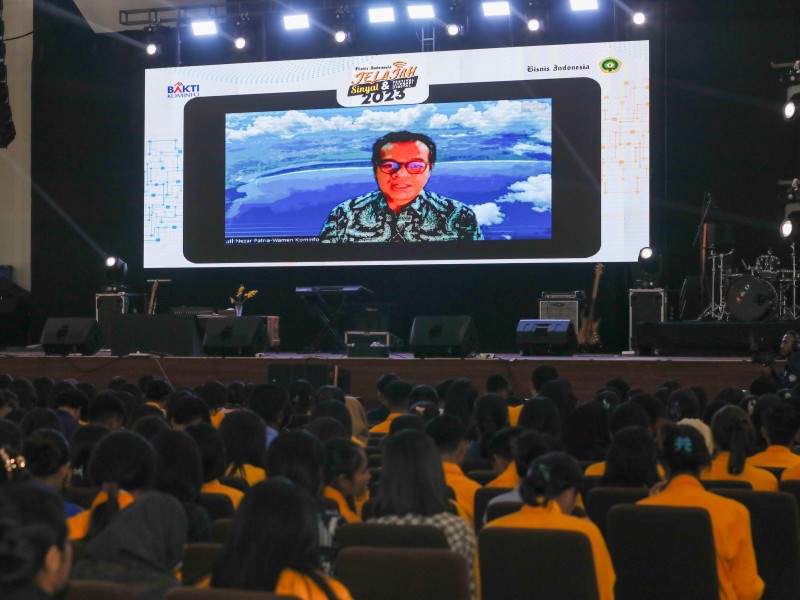 Wakil Menteri Komunikasi dan Informatika Nezar Patria (dalam layar) memberikan pemaparan dalam acara Festival Literasi Digital 2023 di Universitas Nusa Cendana, Kupang, Nusa Tenggara Timur (NTT), Sabtu (25/11/2023).