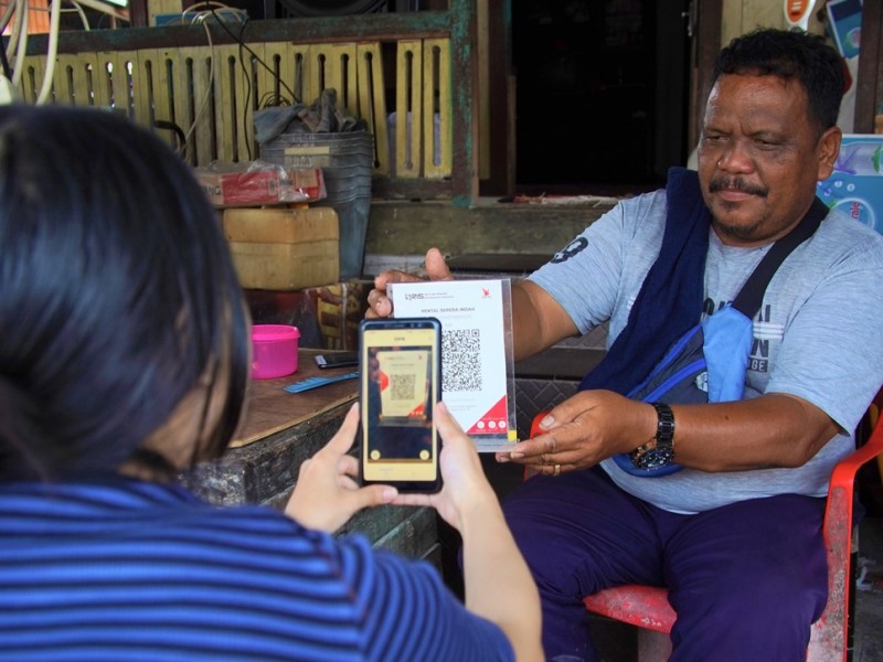 Penggunaan QR code untuk pembayaran sewa sepeda listrik yang dapat digunakan untuk menjelajahi Pulau Derawan, Kalimantan Timur, Rabu (29/11/2023). Bisnis/Adam Rumansyah