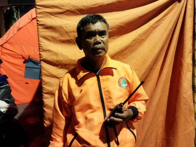 Kepala Seksi Cegah Siaga BPBD Sumedang, Adang di salah satu tenda darurat untuk berlindung dari rentetan gempa di Sumedang, Jawa Barat pada Senin (1/1/2024). - Bisnis/Dea Andriyawan