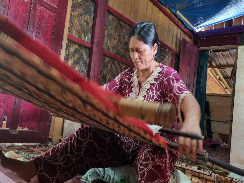 Seorang penenun sedang melakukan penenunan. Selasa (28/11/2023). Kain tenun sekomandi Ulu Karua menjadi warisan leluhur masyarakat Kalumpang, Mamuju, Sulawesi Barat.
