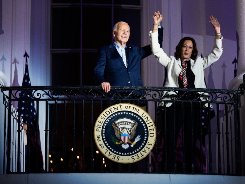  Presiden AS Joe Biden dan Wakil Presiden Kamala Harris di Balkon Truman di Gedung Putih di Washington, DC, AS, pada Kamis, 4 Juli 2024. Bloomberg/Tierney L. Cross