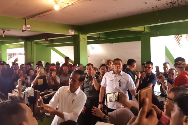 Blusukan ke Pasar Pagi Pangkalpinang, Jokowi Beli Terasi