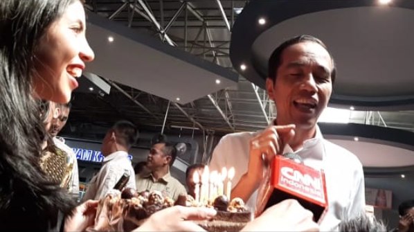 Ketika Jokowi Mendapat Kue Ultah dari Wartawan Istana