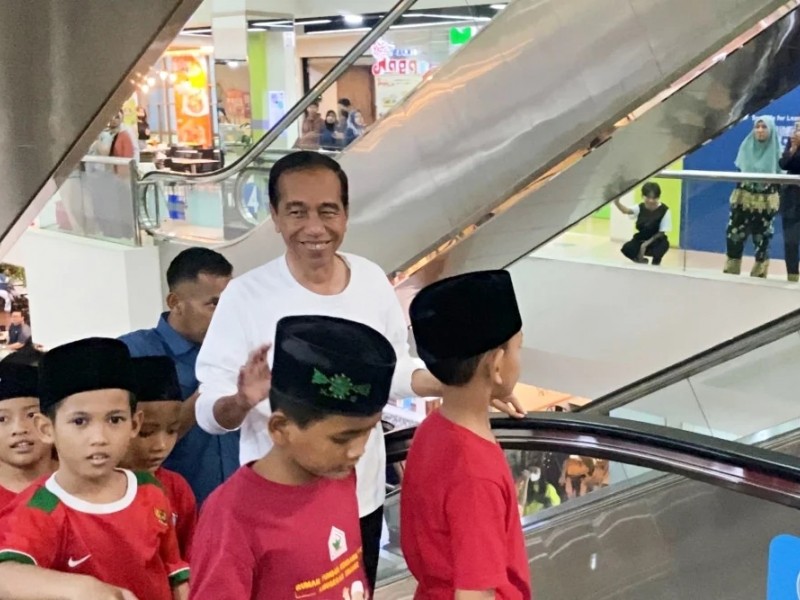 Presiden Joko Widodo (Jokowi) mengajak anak yatim untuk berbelanja baju dan kue lebaran di Mal Atrium, Senen, Jakarta Pusat, Selasa (9/4/2024)./Bisnis-Akbar Evandio