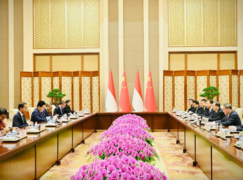 Presiden Joko Widodo melaksanakan pertemuan bilateral dengan Perdana Menteri (PM) China Li Qiang yang digelar di Diaoyutai State House, Beijing, pada Selasa (17/10/2023). Foto: BPMI Setpres/Laily Rachev