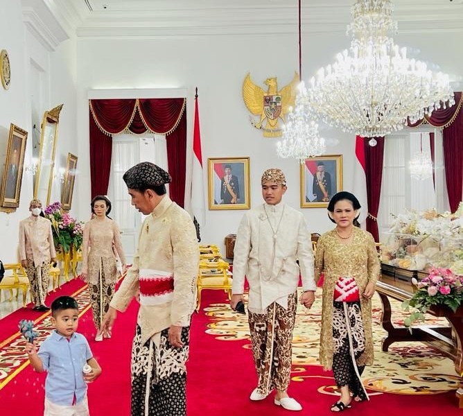 Presiden Joko Widodo bersama keluarga saat bersiap menghadiri akad nikah Kaesang Pangarep/Bisnis