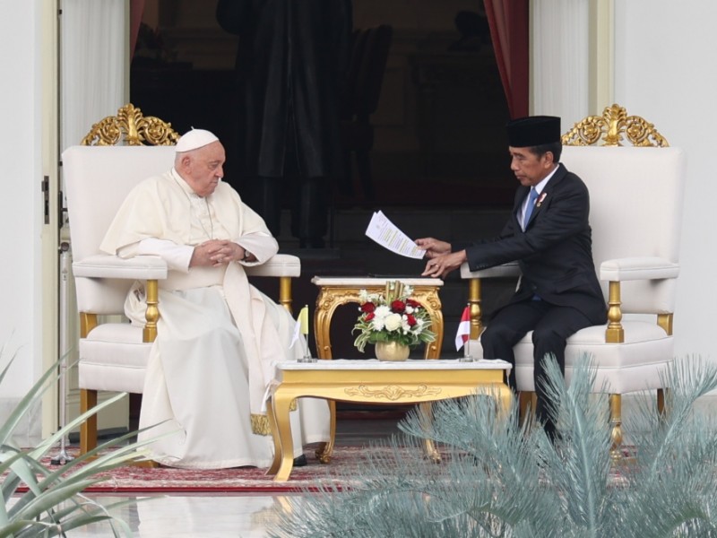 Foto-foto Momen Haru Paus Fransiskus di RI: Sapa Jemaat hingga Cium Tangan Imam Besar Istiqlal