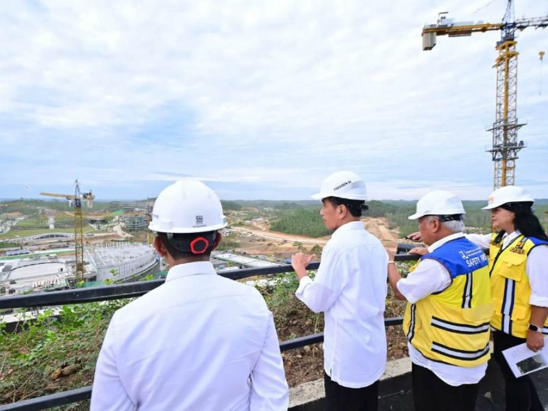 Presiden Jokowi dan menteri kabinet memantau proyek IKN