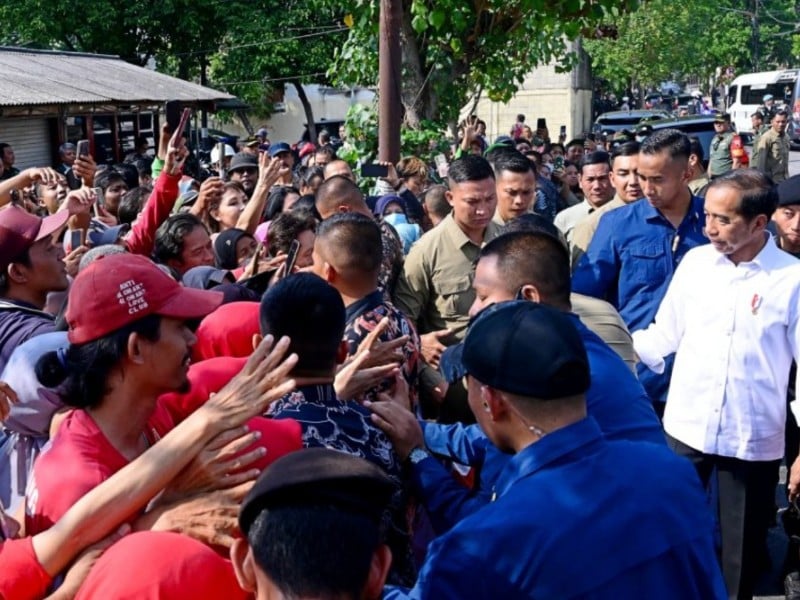 Presiden Joko Widodo didampingi Ibu Iriana Joko Widodo melakukan kunjungan ke Pasar Dukuh Kupang, Kota Surabaya, Provinsi Jawa Timur, pada Jumat, 20 September 2024. BPMI Setpres