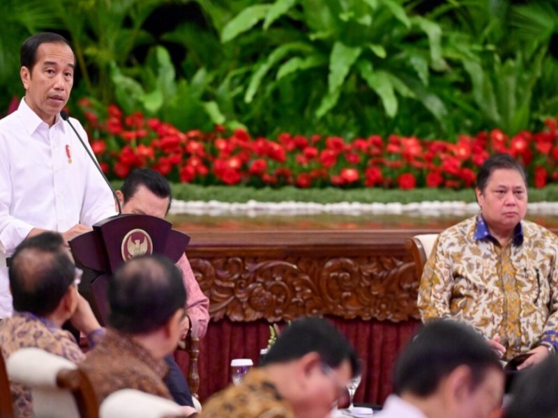 Presiden Joko Widodo menekankan sejumlah poin dalam Sidang Kabinet Paripurna (SKP) bersama para jajarannya yang digelar di Istana Negara, Jakarta, pada Senin, 26 Februari 2024. Foto: BPMI Setpres/Muchlis Jr.