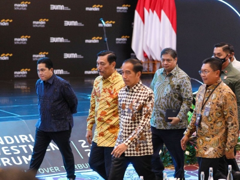 Presiden Indonesia Joko Widodo (tengah)