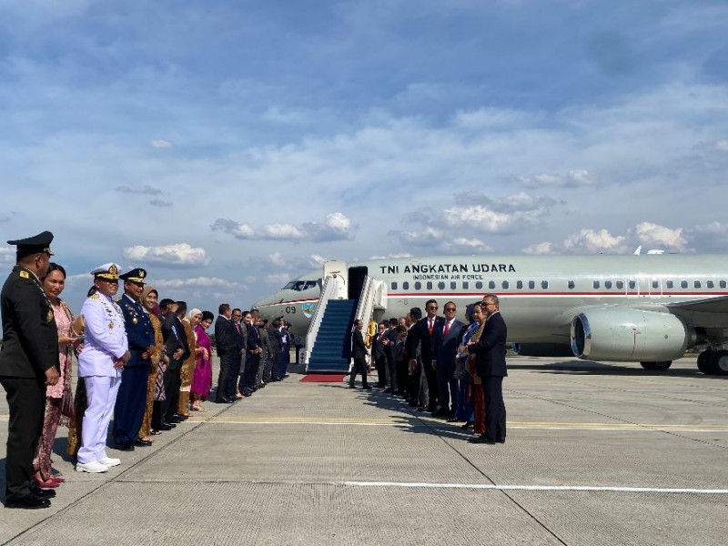 Pesawat TNI Angkatan Udara dengan nomor seri B737-A7309 yang akan mengantar Presiden ke-7 RI Joko Widodo (Jokowi) dan Iriana Joko Widodo mudik ke Solo, Jawa Tengah pada Minggu (20/10/2024). JIBI/Akbar Evandio 