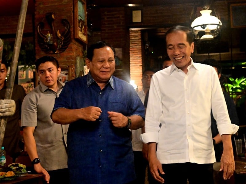 Presiden Prabowo Subianto dan Presiden ke-7 RI Jokowi bersantap di salah satu angkringan di kota Solo, Jawa Tengah pada Minggu (3/11/2024). Foto: Rusman - Biro Pers Sekretariat Presiden