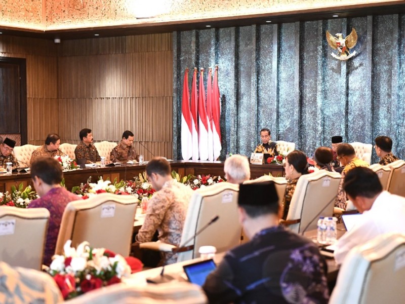 Presiden Jokowi memimpin Kabinet Indonesia Maju (KIM) dalam Sidang Kabinet Paripurna terakhir yang diselenggarakan di Ibu Kota Negara (IKN) Nusantara, Kalimantan Timur.