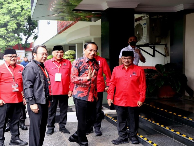 Presiden Joko Widodo atau Jokowi bersama sejumlah kader PDIP di Jakarta, Selasa (6/6/2023)./Dok. PDIP