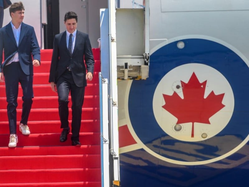 Perdana Menteri Kanada Justin Trudeau (kanan) bersama Putranya Xavier Trudeau (kiri) menuruni tangga pesawat setibanya di Terminal VVIP Bandara Soekarno-Hatta, Tangerang, Banten, Selasa (5/9/2023)/Media Center KTT ASEAN 2023