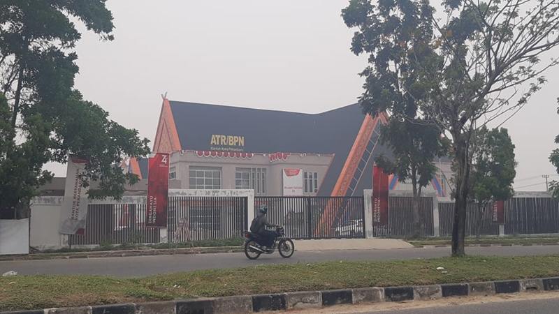 Stadion dan Flyover di Pekanbaru Ditelan Kabut Asap